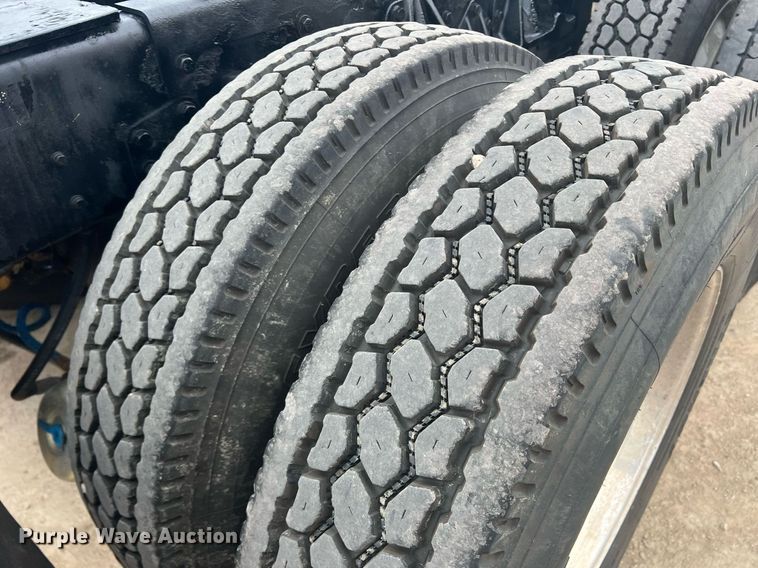 image for item DN3039 2007 Western Star 4900  semi truck