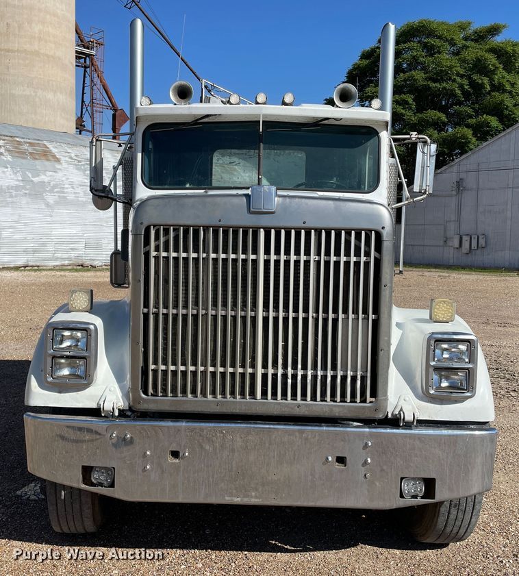 image for item DN4665 1987 International 9370  semi truck