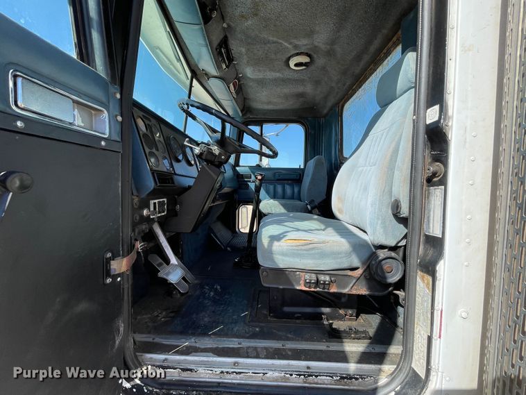 image for item DN4665 1987 International 9370  semi truck