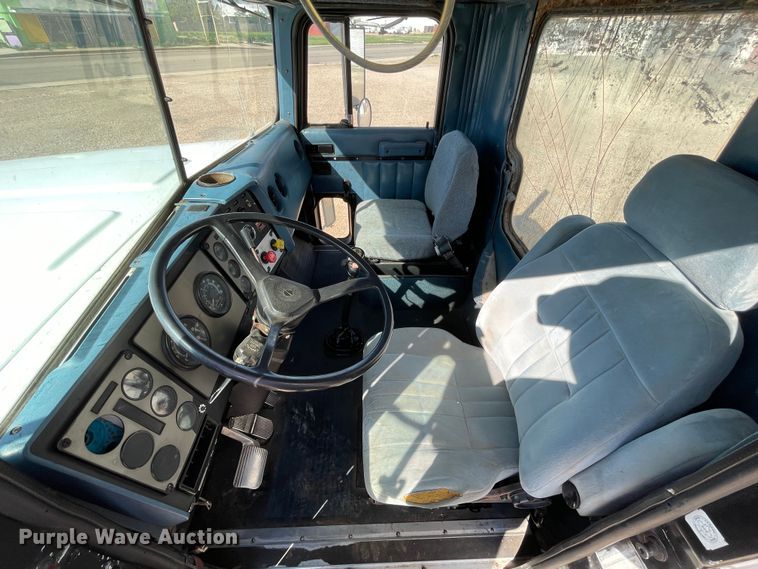 image for item DN4665 1987 International 9370  semi truck