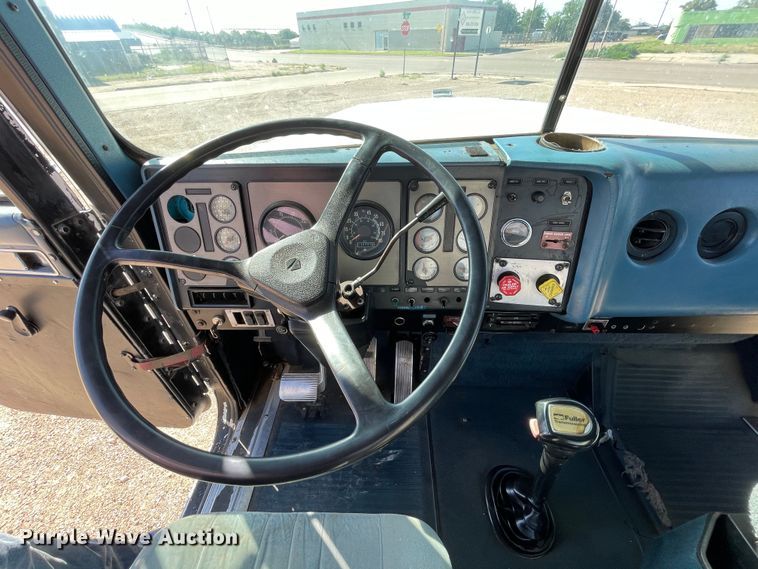 image for item DN4665 1987 International 9370  semi truck