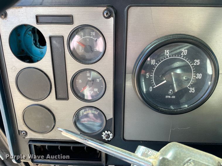 image for item DN4665 1987 International 9370  semi truck