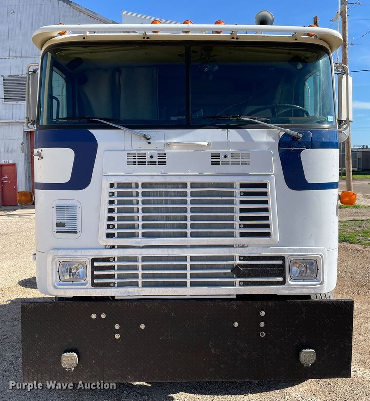 image for item DN4666 1989 International COF-9670  semi truck