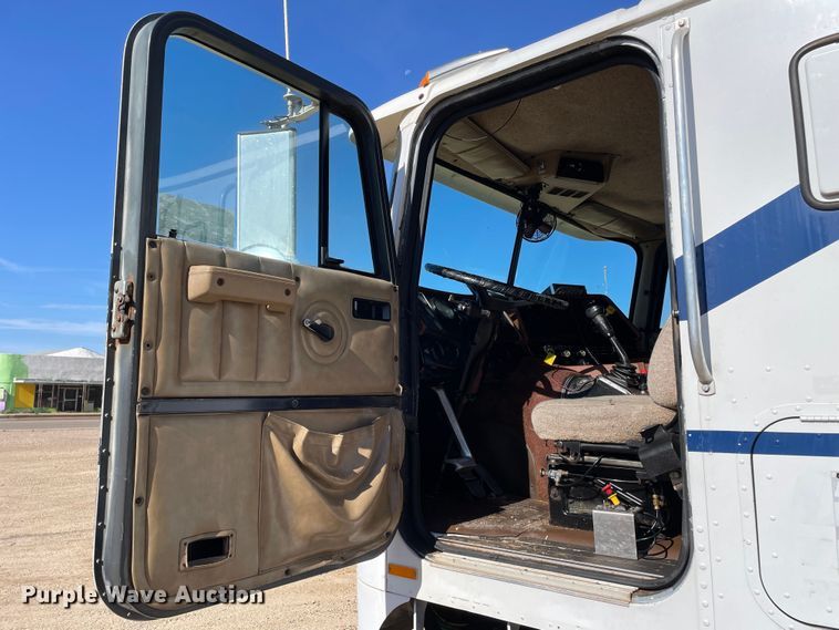 image for item DN4666 1989 International COF-9670  semi truck