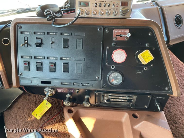 image for item DN4666 1989 International COF-9670  semi truck