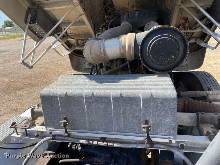 image for item DN4666 1989 International COF-9670  semi truck