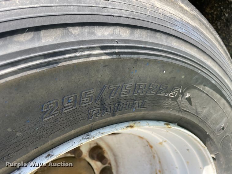 image for item DN4668 2001 Manac 48TAV  dry van trailer