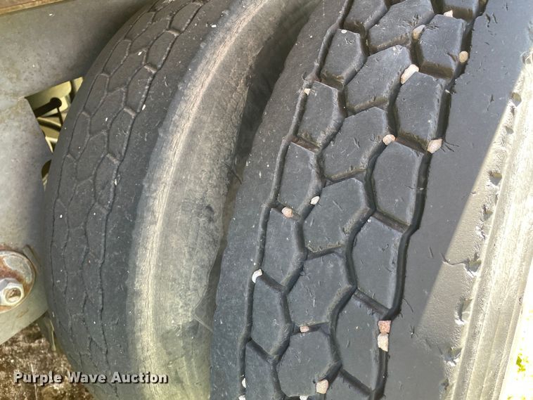 image for item DN4668 2001 Manac 48TAV  dry van trailer