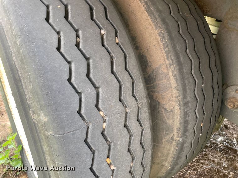 image for item DN4668 2001 Manac 48TAV  dry van trailer