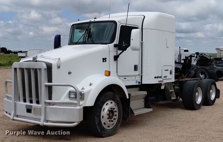 image for item DN6493 1999 Kenworth T800  semi truck