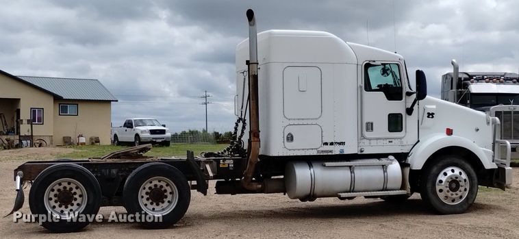 image for item DN6493 1999 Kenworth T800  semi truck