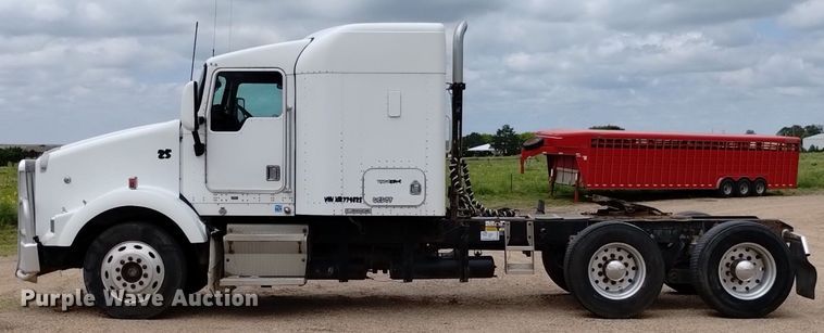 image for item DN6493 1999 Kenworth T800  semi truck