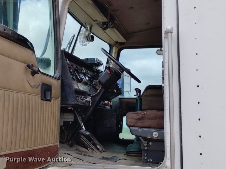 image for item DN6493 1999 Kenworth T800  semi truck