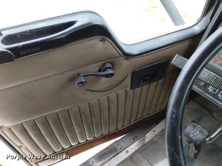 image for item DN6493 1999 Kenworth T800  semi truck