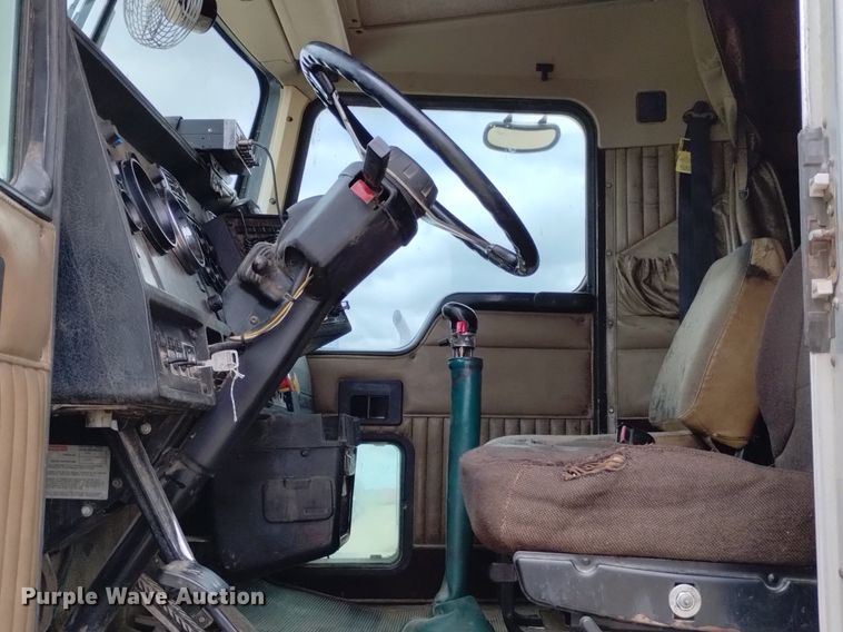 image for item DN6493 1999 Kenworth T800  semi truck