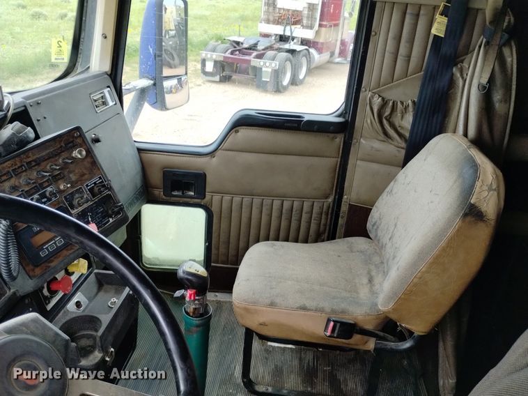 image for item DN6493 1999 Kenworth T800  semi truck