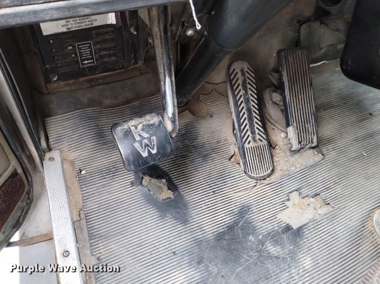 image for item DN6493 1999 Kenworth T800  semi truck