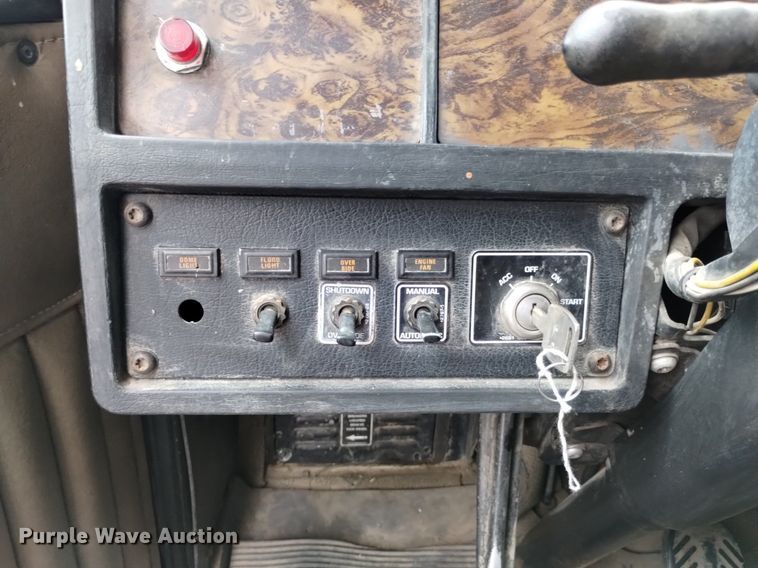 image for item DN6493 1999 Kenworth T800  semi truck