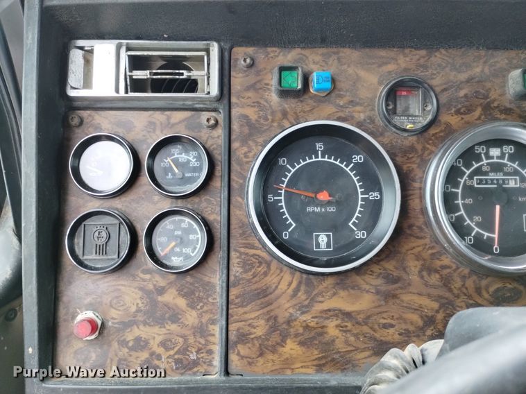 image for item DN6493 1999 Kenworth T800  semi truck