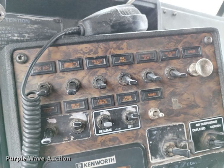 image for item DN6493 1999 Kenworth T800  semi truck