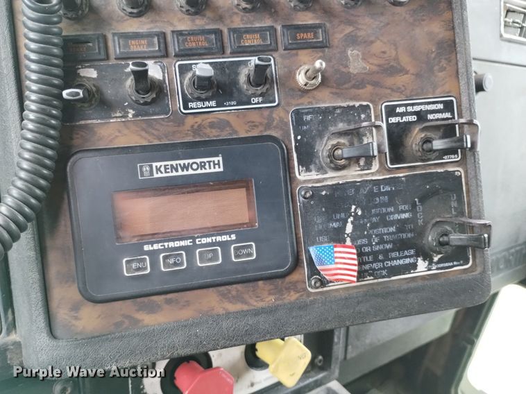 image for item DN6493 1999 Kenworth T800  semi truck