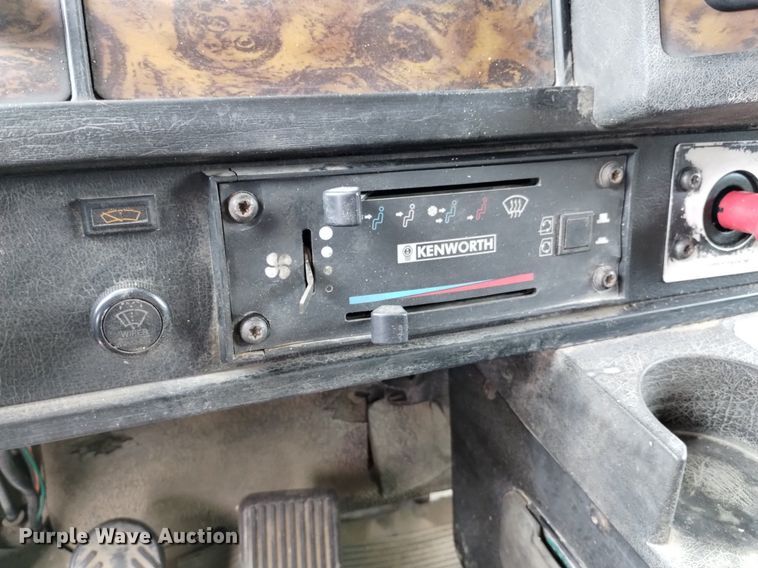 image for item DN6493 1999 Kenworth T800  semi truck