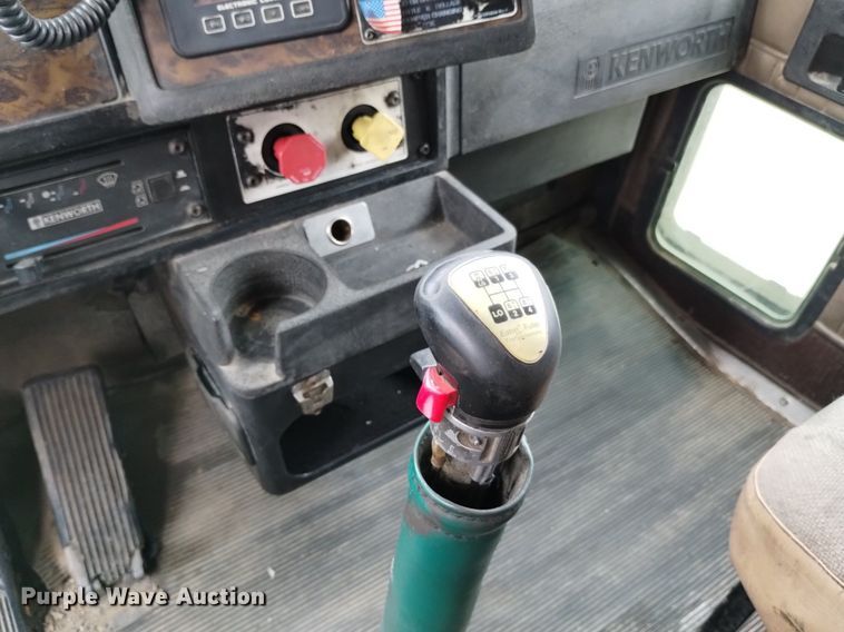 image for item DN6493 1999 Kenworth T800  semi truck