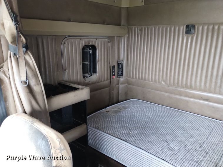 image for item DN6493 1999 Kenworth T800  semi truck