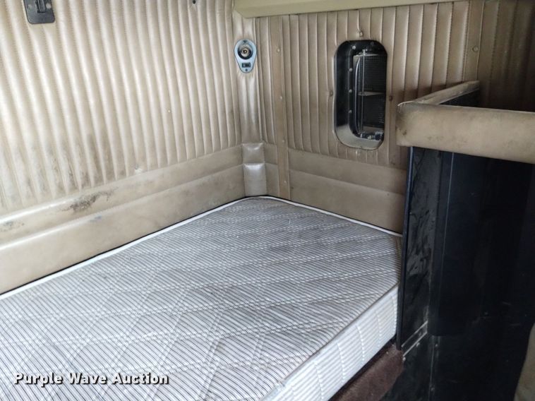 image for item DN6493 1999 Kenworth T800  semi truck