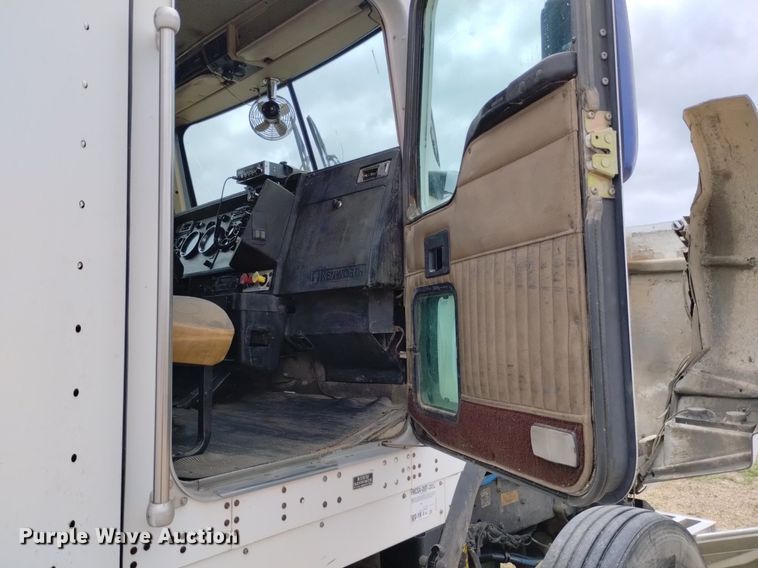 image for item DN6493 1999 Kenworth T800  semi truck