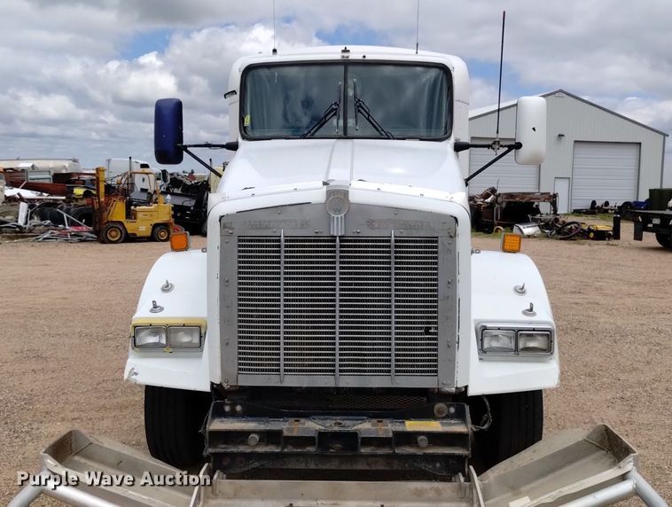 image for item DN6493 1999 Kenworth T800  semi truck