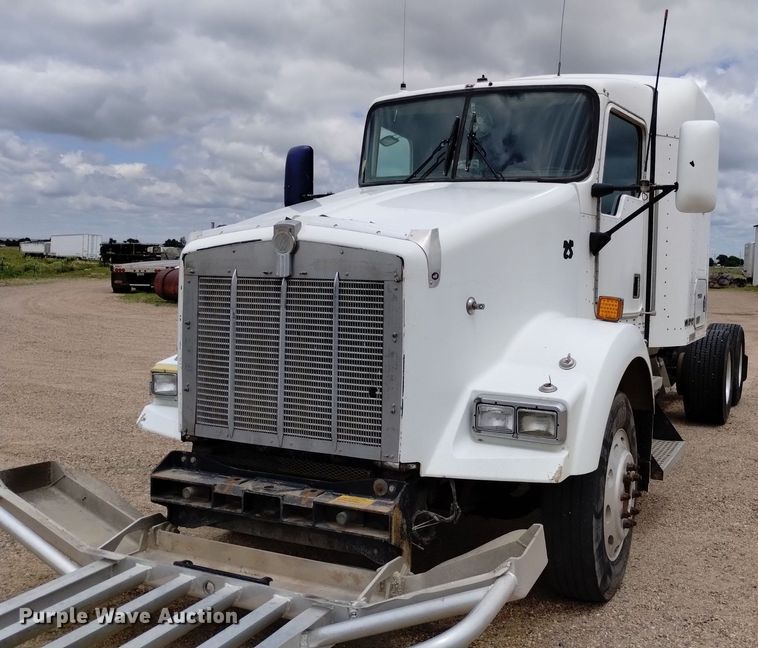 image for item DN6493 1999 Kenworth T800  semi truck