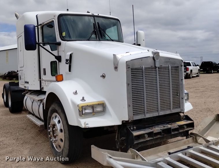 image for item DN6493 1999 Kenworth T800  semi truck