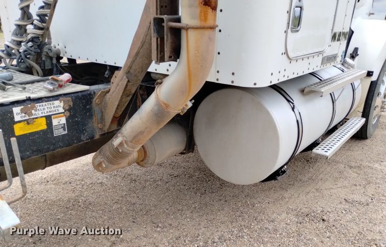 image for item DN6493 1999 Kenworth T800  semi truck