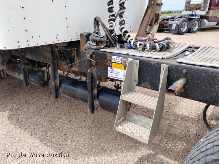 image for item DN6493 1999 Kenworth T800  semi truck