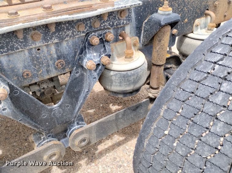 image for item DN6493 1999 Kenworth T800  semi truck