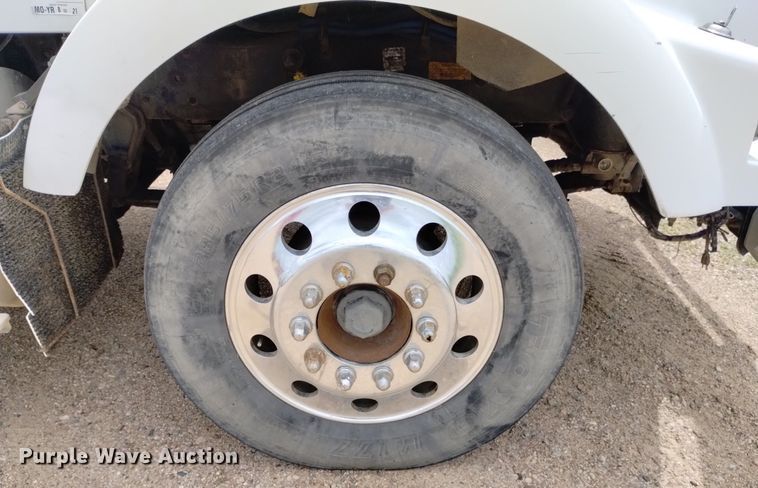 image for item DN6493 1999 Kenworth T800  semi truck