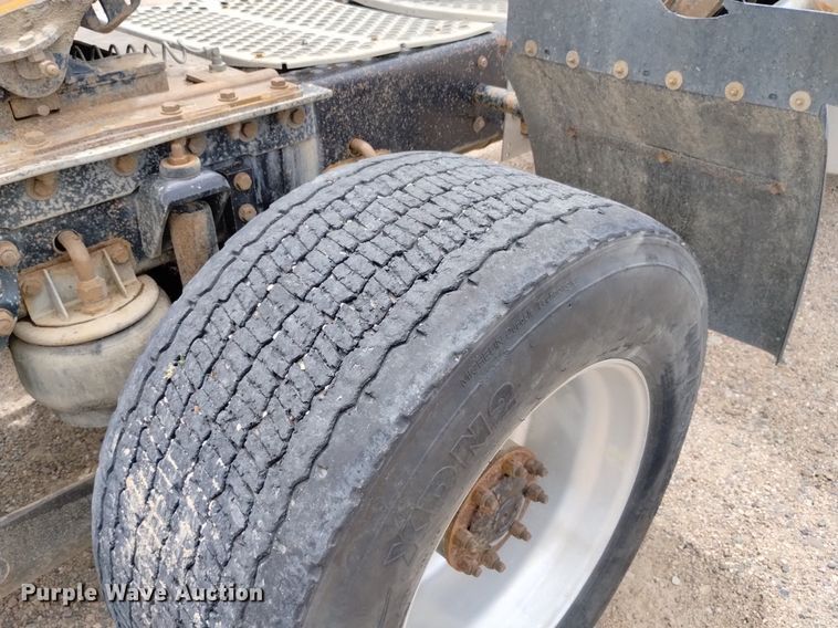 image for item DN6493 1999 Kenworth T800  semi truck