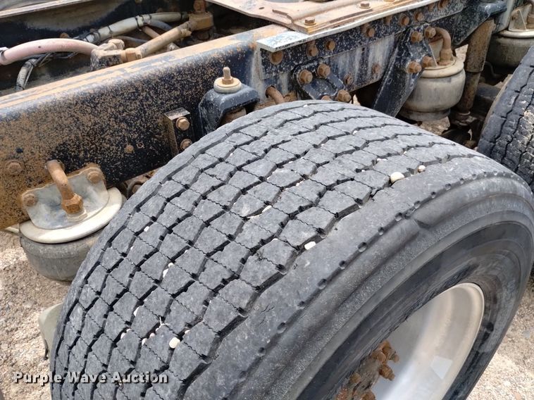 image for item DN6493 1999 Kenworth T800  semi truck