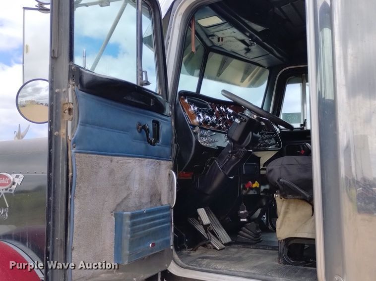 image for item DN6494 2003 Peterbilt 379  semi truck