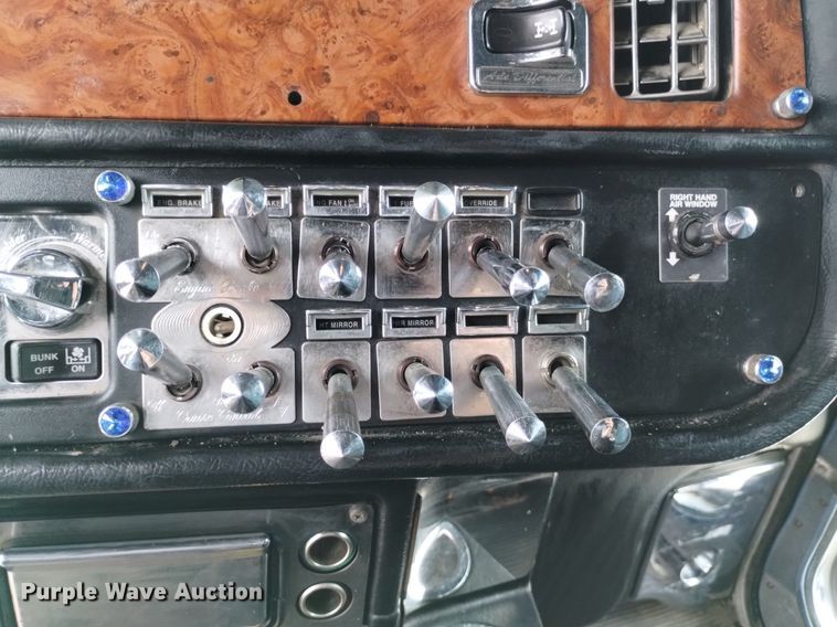 image for item DN6494 2003 Peterbilt 379  semi truck