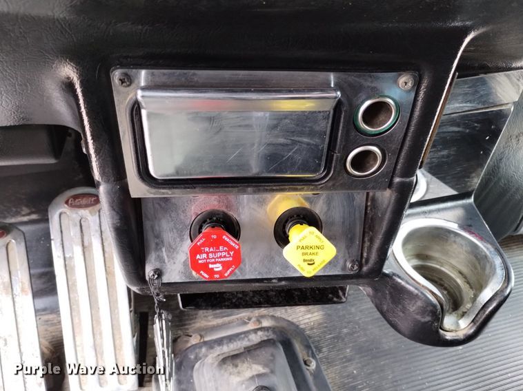 image for item DN6494 2003 Peterbilt 379  semi truck