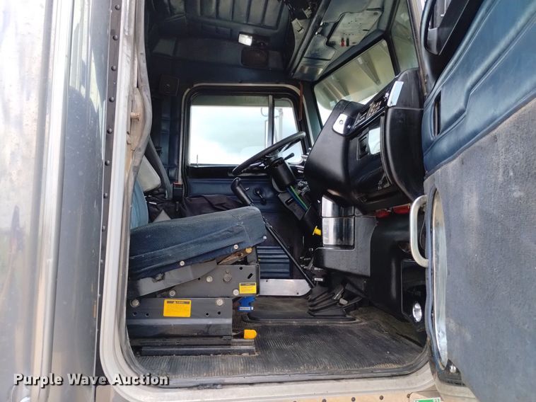 image for item DN6494 2003 Peterbilt 379  semi truck