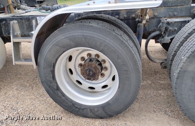 image for item DN6494 2003 Peterbilt 379  semi truck