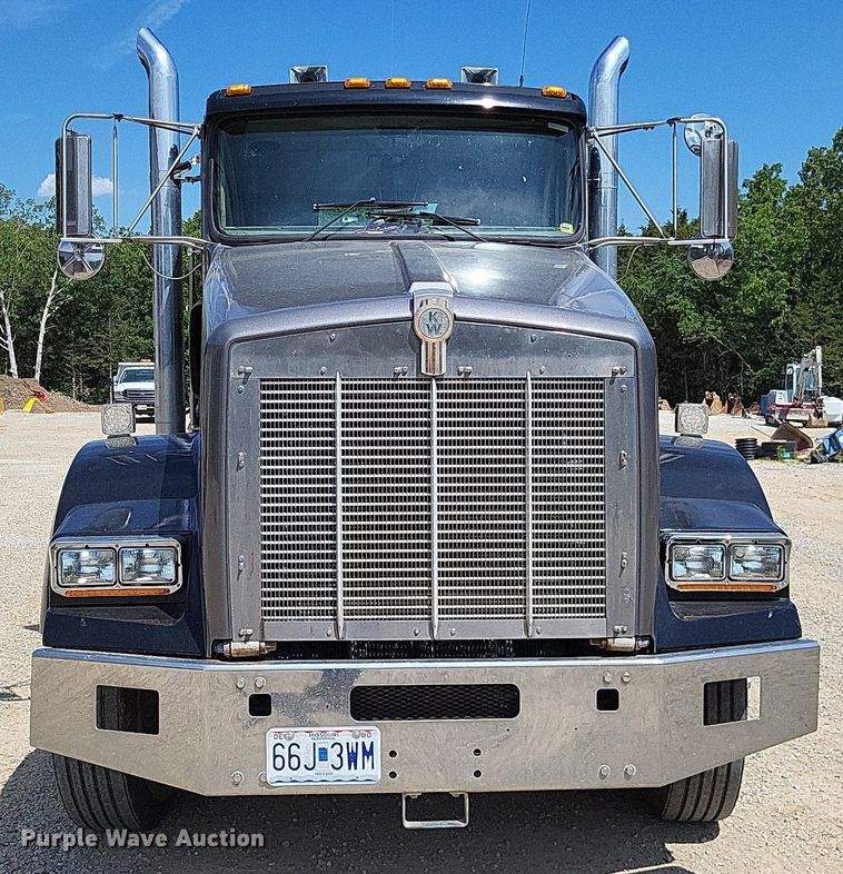 image for item DO3666 1999 Kenworth T800  semi truck