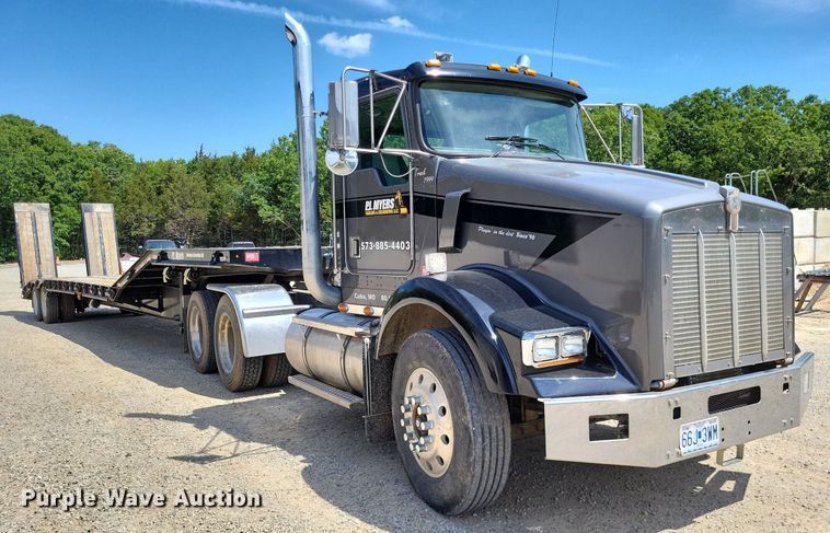 image for item DO3666 1999 Kenworth T800  semi truck