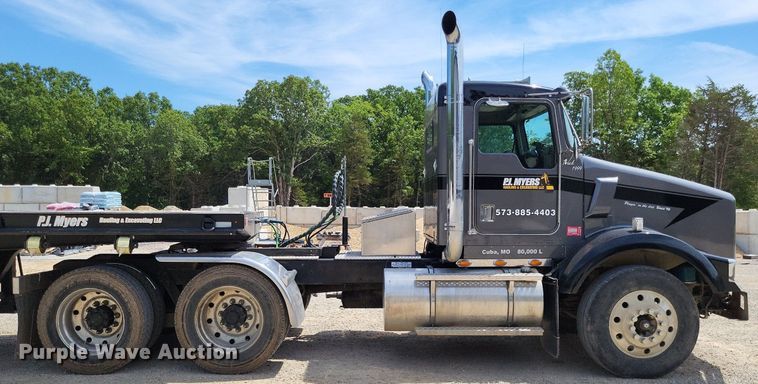 image for item DO3666 1999 Kenworth T800  semi truck