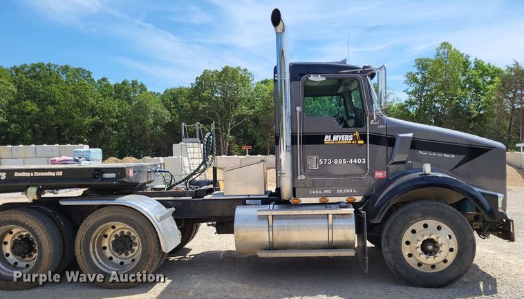 image for item DO3666 1999 Kenworth T800  semi truck