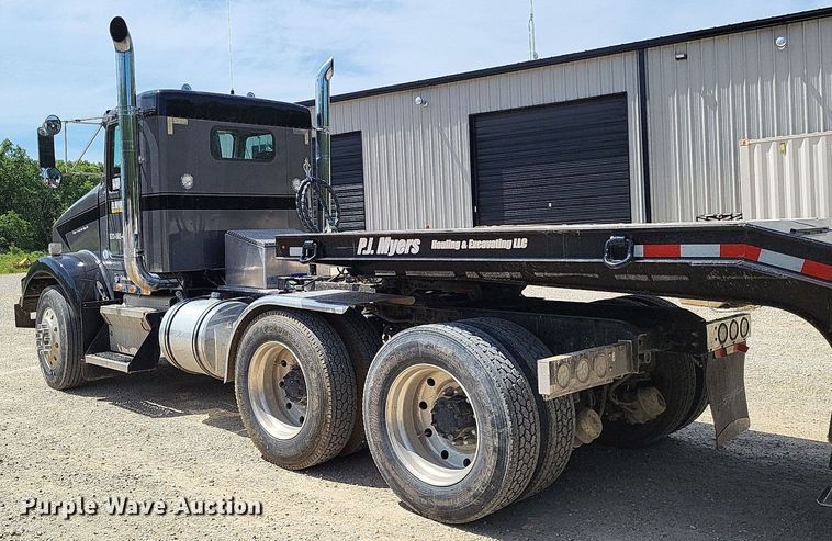 image for item DO3666 1999 Kenworth T800  semi truck