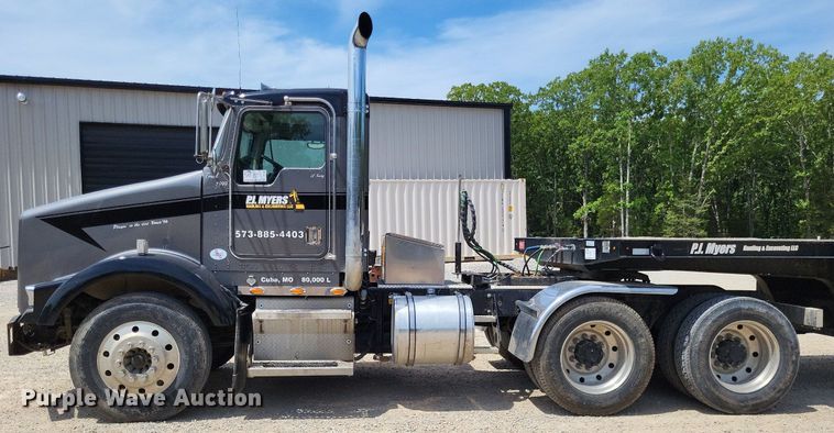 image for item DO3666 1999 Kenworth T800  semi truck